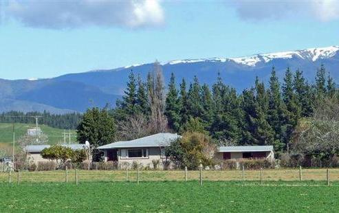 64 Packard Road, Motupipi
