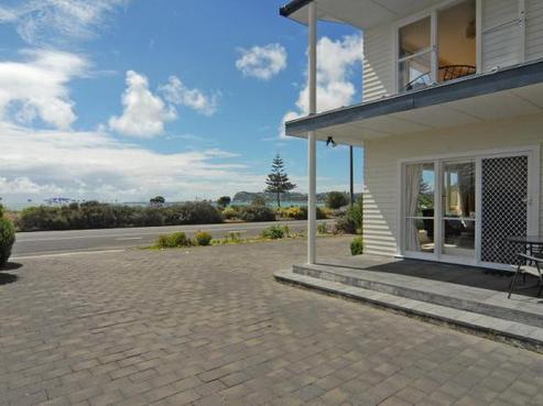 17 The Esplanade, Westshore