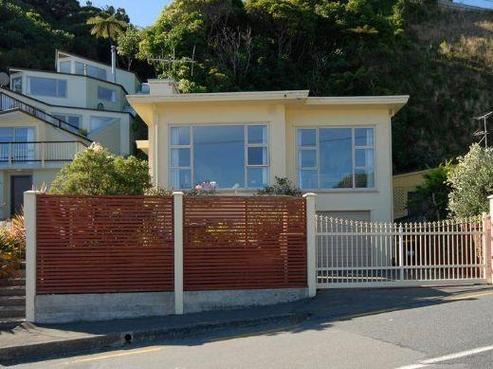 3 Ferry Road, Days Bay