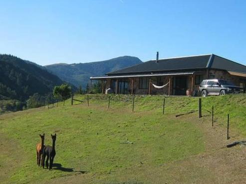 42 Frost Road, Hira