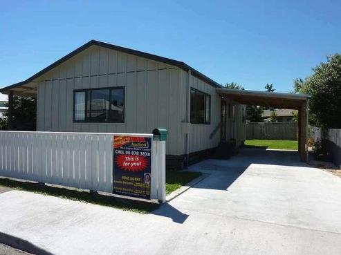 602 Oak Road, Akina