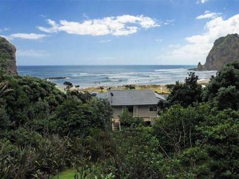 7 Marine Parade South, Piha