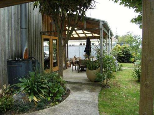 1001 Mona Street, Akina