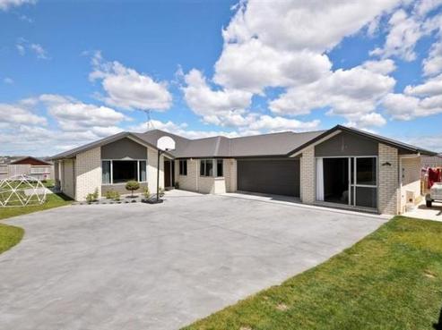 12 Compton Grove, Huntington