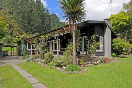 9 Elmslie Road, Pinehaven