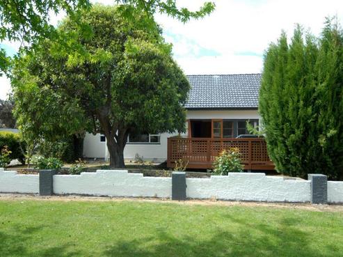 1010 Mona Street, Akina