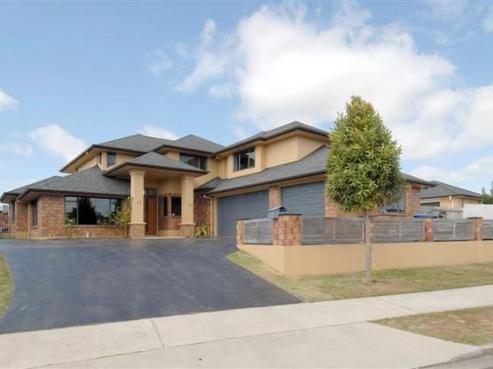 8 Oldfield Court, Huntington