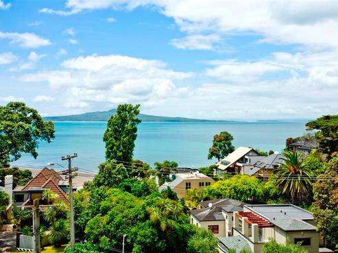 64 Beach Road, Castor Bay