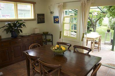712 Oak Road, Akina