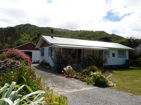 33 River Road, Hector