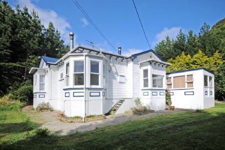 879 Makara Road, Makara