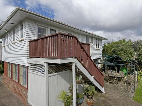 96 Roberts Road, Te Atatu South
