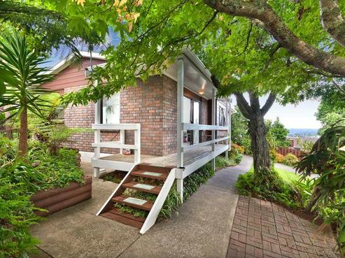 2 Meadowood Drive, Unsworth Heights