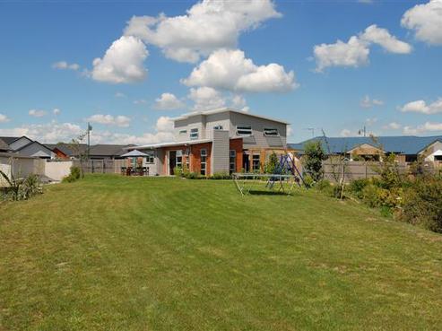 118 Saint James Drive, Huntington