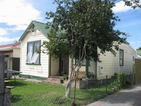 909 Willowpark Road North, Mayfair