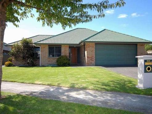 209 Frimley Oaks, Frimley