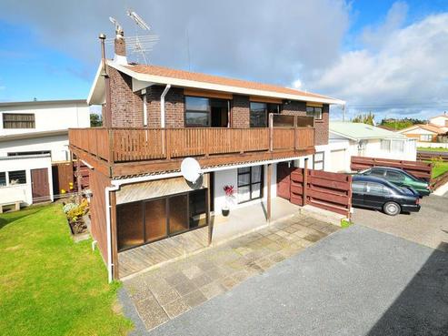 2/137 Centreway Road, Orewa