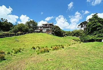 715 Huia Road, Parau