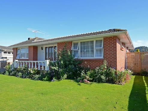 28 Holyoake Crescent, Avalon