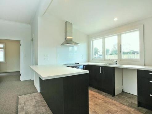 802 Dufferin Street, Akina