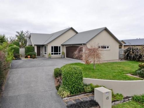 45 Saint James Drive, Huntington