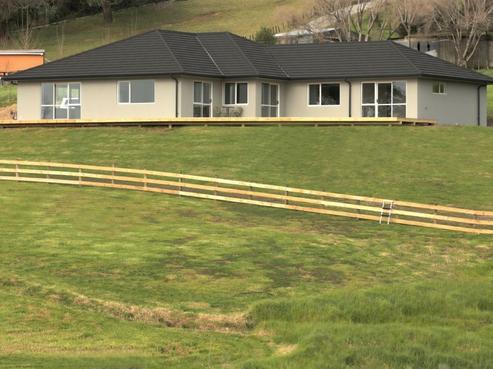 16 Roberts Road, Matakatia