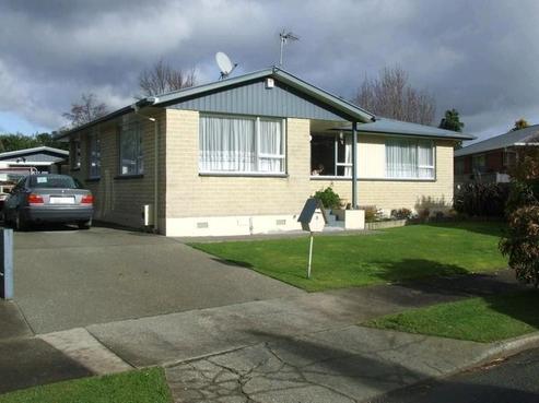 8 Akron Grove, Totara Park