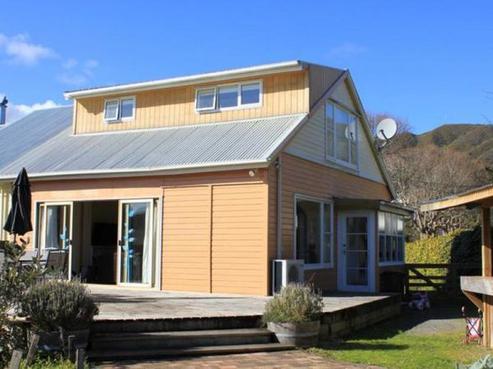 4 Burke Grove, Naenae