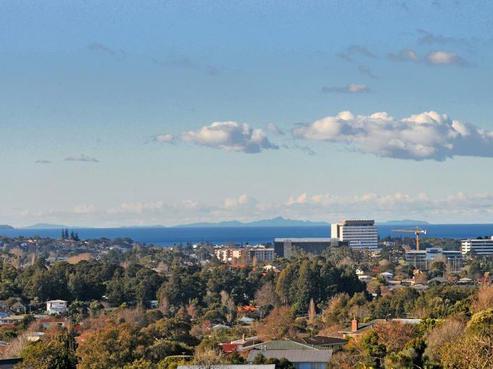 2/102 Pupuke Road, Hillcrest