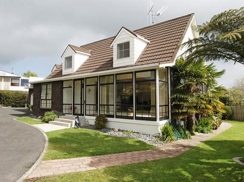 76 Houchens Road, Glenview
