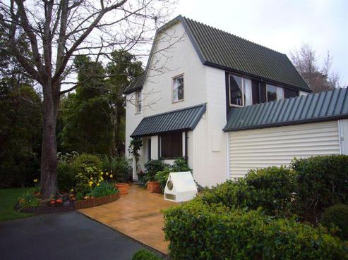 1 Holmcroft Court, Cracroft
