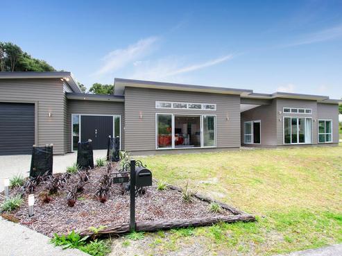 16 Helios Place, Titirangi