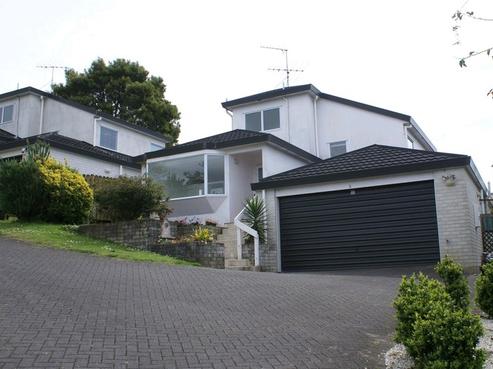2/17 Kells Place, Botany Downs