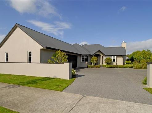 84 Huntington Drive, Huntington