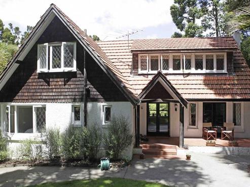 16 Manuka Road, Titirangi