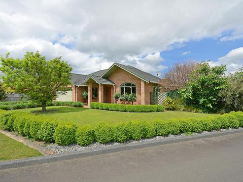 8 Galveston Grove, Totara Park