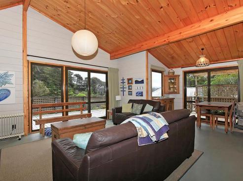 13 Huia Road, Days Bay