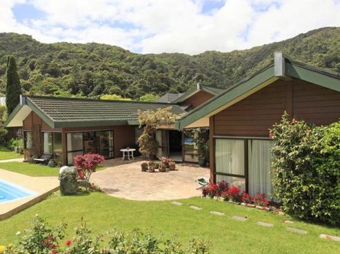 221 Marine Drive, Lowry Bay