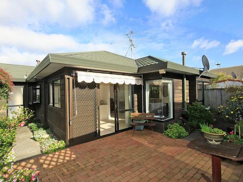 2/111 Epuni Street, Epuni