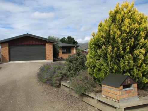 16 Albert Drive, Clyde