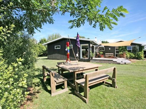881 Park Road South, Longlands
