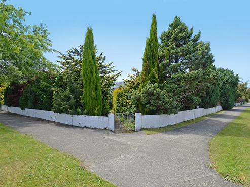 76 Pine Avenue, Ebdentown