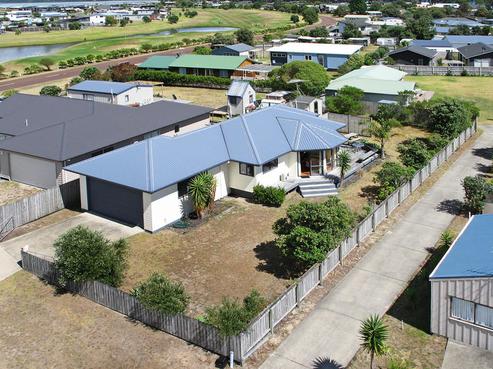 210 Kowhai Avenue, Matarangi