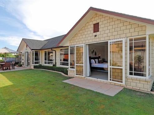18 Grasmere Court, Huntington