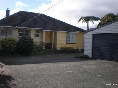 136 Whites Line East, Waiwhetu
