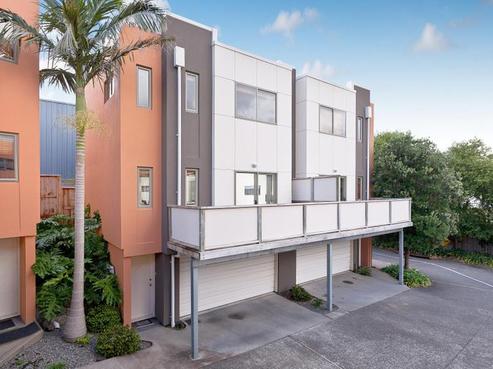 2/21 Hunters Park Drive, Three Kings