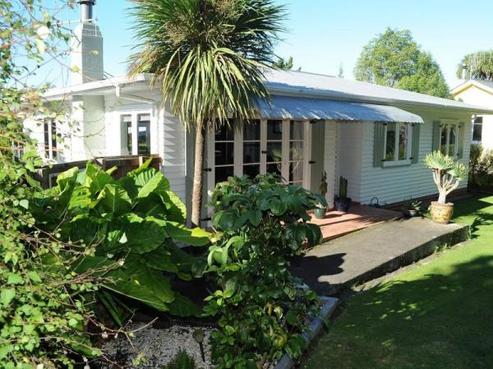 808 Clive Street, Akina