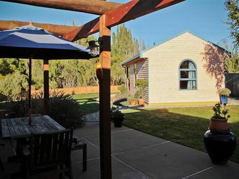 99 Alison Avenue, Albert Town