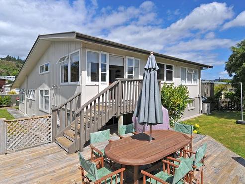 6 Cederholm Grove, Brown Owl