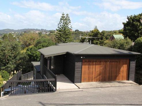 81 Ocean Road, Surfdale